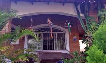 Imagem: Casa com Terreno - Rua Tranquila