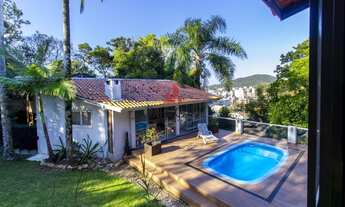 Imagem 1: Casa alto padrão no centro de Bombinhas