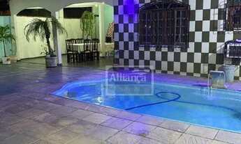 Imagem 3: Casa com 3 dormitórios, 1 suíte, edícula, piscina, churrasqueira e 6 vagas de garagem à ve