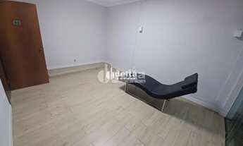 Imagem 3: Casa comercial com 7 salas disponível para venda no bairro Fundinho em Uberlândia - MG