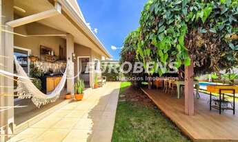 Imagem 2: Casa com atmosfera de campo, amplo jardim e integração ao verde no Recanto do Lago