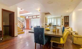 Imagem: Casa com 4 quartos e amplo pátio na Medianeira