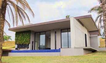 Imagem 2: Casa de Luxo com Vista Privilegiada da Lagoa do Condomínio e Lazer Premium