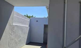 Imagem 4: Casa 2Q, Quintal com Linda Floreira, Rica em Armários e Rua com Controle de Acesso J. Gua