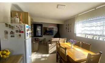 Imagem 7: Casa Ampla de Dois Andares com Quintal e Lareira Ideal para Sua Família