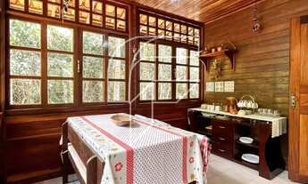 Imagem 5: Chácara à beira de um rio de águas cristalinas, cercada por exuberante vegetação da Mata A