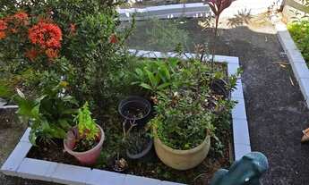 Imagem 10: Casa 2Q, Quintal com Linda Floreira, Rica em Armários e Rua com Controle de Acesso J. Gua