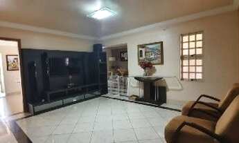 Imagem 6: Casa para venda possui 350 metros quadrados com 3 quartos em Parque das Laranjeiras - Goiâ