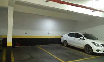 Imagem 7: Lindo apartamento com localização privilegiada, cozinha com armários, banho de empregada