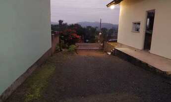 Imagem 6: Casa com cozinha industrial e com uma segunda casa de madeira no terreno