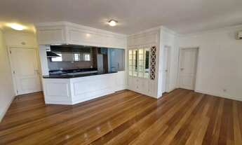 Imagem 2: O imóvel oferece 2 suítes, 1 banheiro, 1 escritório, 1 lavabo, 2 vagas de garagem cobertas