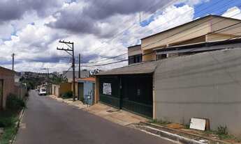 Imagem 2: Sobrado no Vicente Pires trecho 3 com 4 Aptos de 2 qtos com garagens cobertas