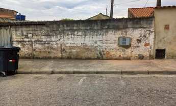 Imagem: Vende-se terreno com duas casas antigas