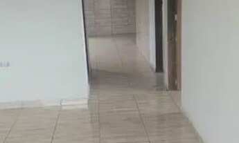 Imagem: Casa toda na cerâmica, com garagem coberta