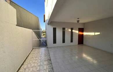 Imagem 2: Casa para venda e locação em Vila Galvão com 3 quartos, sendo 1 suíte , 196m²