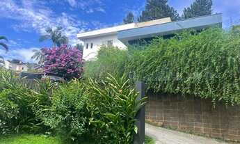 Imagem 3: Casa de Luxo Integrada à Natureza com Piscina Aquecida e Espaço Gourmet Completo