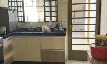 Imagem 4: Casa com suíte e edícula à venda  conforto e praticidade em um só lugar