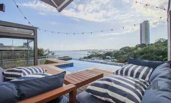 Imagem 2: 3 dormitórios sendo 3 suítes, uma delas master, uma área total de 441.56m² , totalmente mo