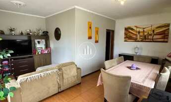 Imagem: Casa com 3 quartos e lojas comerciais no