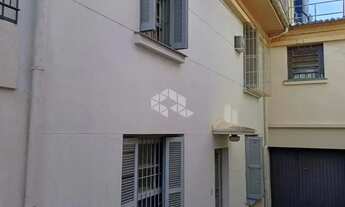 Imagem 5: Casa de 5 dormitórios c/ 2 apartamentos individuais e 5 vagas de garagem no Menino Deus Me