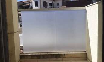 Imagem 2: Lindo apartamento com localização privilegiada, cozinha com armários, banho de empregada