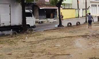 Imagem: Prédio comercial e moradia