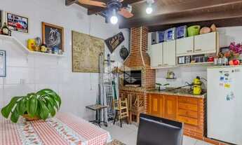 Imagem 2: Casa térrea com 2 dormitórios, 1 vaga de garagem, área gourmet com churrasqueira