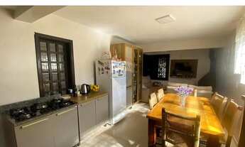 Imagem 5: Casa Ampla de Dois Andares com Quintal e Lareira Ideal para Sua Família