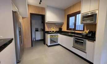 Imagem 3: Casa de Alto Padrão em Jurerê Internacional - Totalmente Reformada, com Piscina e Espaço G