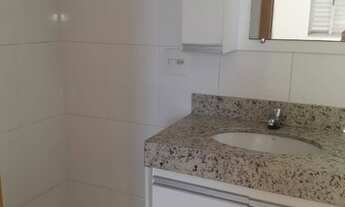 Imagem 3: Lindo apartamento com localização privilegiada, cozinha com armários, banho de empregada