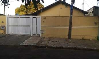 Imagem 1: Casa espaçosa com terreno amplo