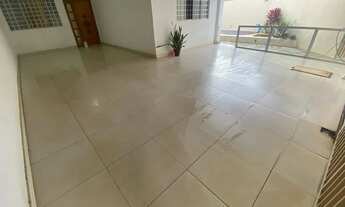 Imagem: Casa de esquina no Jardim América com piscina