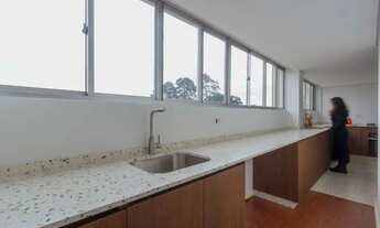 Imagem 2: Apartamento reformado com três quartos (uma suíte) no Batel