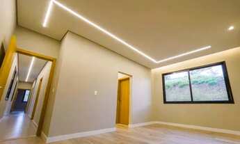 Imagem 4: Casa de Luxo com Vista Privilegiada da Lagoa do Condomínio e Lazer Premium