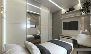 Imagem 5: Apartamento de aproximadamente 90m² total com três quartos, sala ampla, 2 vagas de garagem