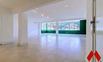 Imagem 7: Bela arquitetura e entrada com projeto paisagístico Burle Marx Ambientes Amplos