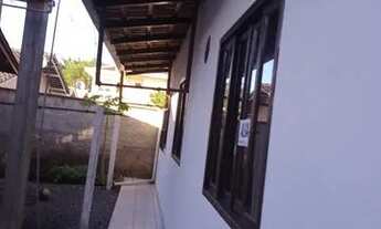 Imagem: Meia casa, com um quarto, sala, cozinha