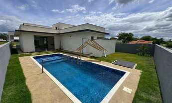 Imagem 4: Casa nova em fase de acabamento, localizado no Ninho Verde 1, frente com o asfalto