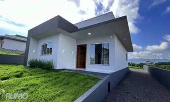 Imagem: Casa moderna com amplos cômodos no bairro