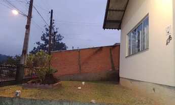 Imagem 5: Casa com cozinha industrial e com uma segunda casa de madeira no terreno