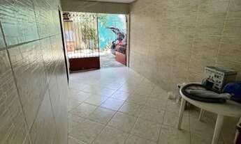 Imagem 4: Casa duplex de dois quartos: churrasqueira, sofá, armários. Comércio, academias, escolas