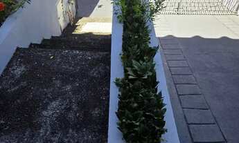 Imagem 14: Casa 2Q, Quintal com Linda Floreira, Rica em Armários e Rua com Controle de Acesso J. Gua