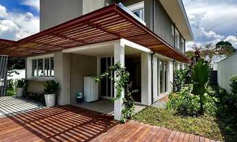 Imagem: Casa novíssima, em rua espetacular no Alto