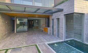 Imagem 3: Casa de condomínio para venda tem 350 metros quadrados com 4 quartos