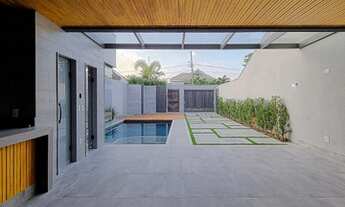 Imagem 6: Casa de condomínio para venda tem 350 metros quadrados com 4 quartos