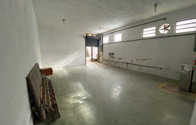 Imagem 5: Sala comercial aprox 200m2, 2 banheiros, copa vaga para HR. Rede trifásica instalada