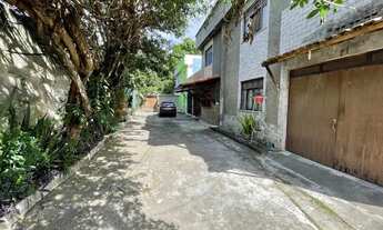 Imagem 2: Casa duplex de dois quartos: churrasqueira, sofá, armários. Comércio, academias, escolas