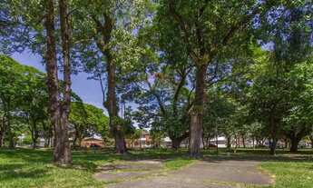 Imagem 4: Casa de esquina, com dois pisos, 5 dormitórios, 233m² privativos, 5 vagas no Bairro Vila I