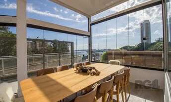 Imagem 3: 3 dormitórios sendo 3 suítes, uma delas master, uma área total de 441.56m² , totalmente mo