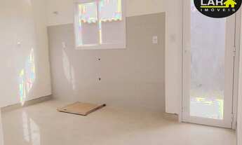 Imagem 7: Casa de esquina bem arejada com muita iluminação natural recém construída. Tem uma sala am